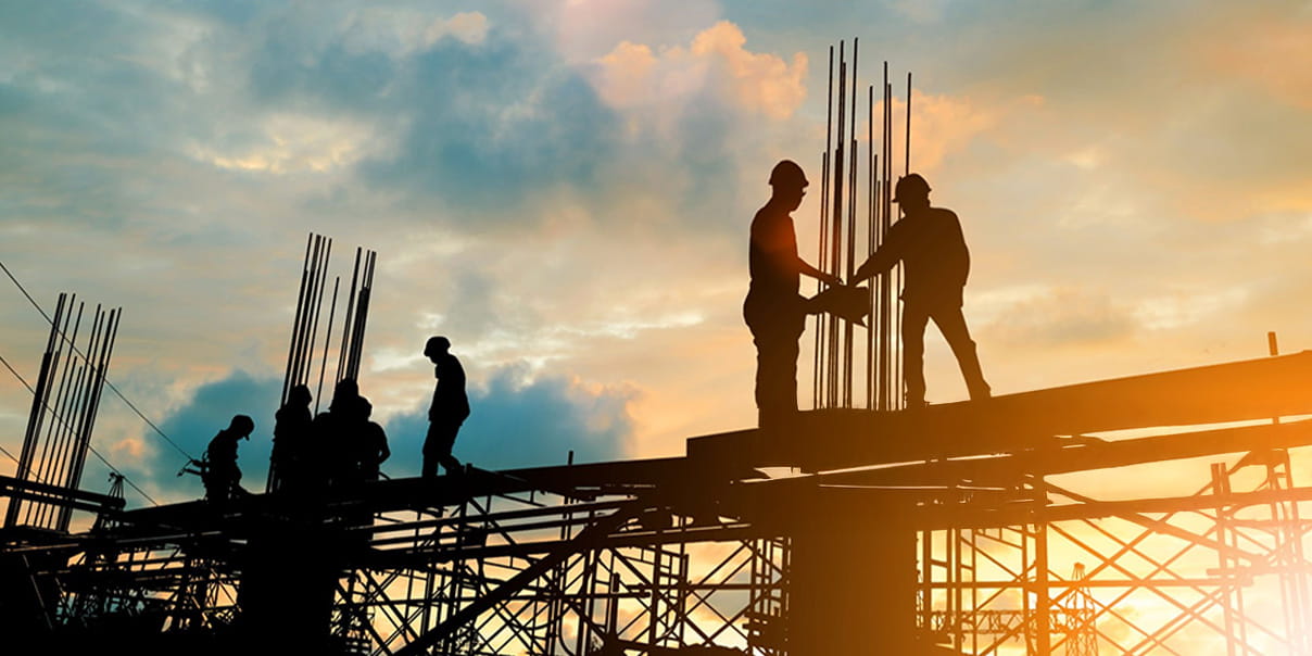 建設現場で作業する3人の作業員のシルエット