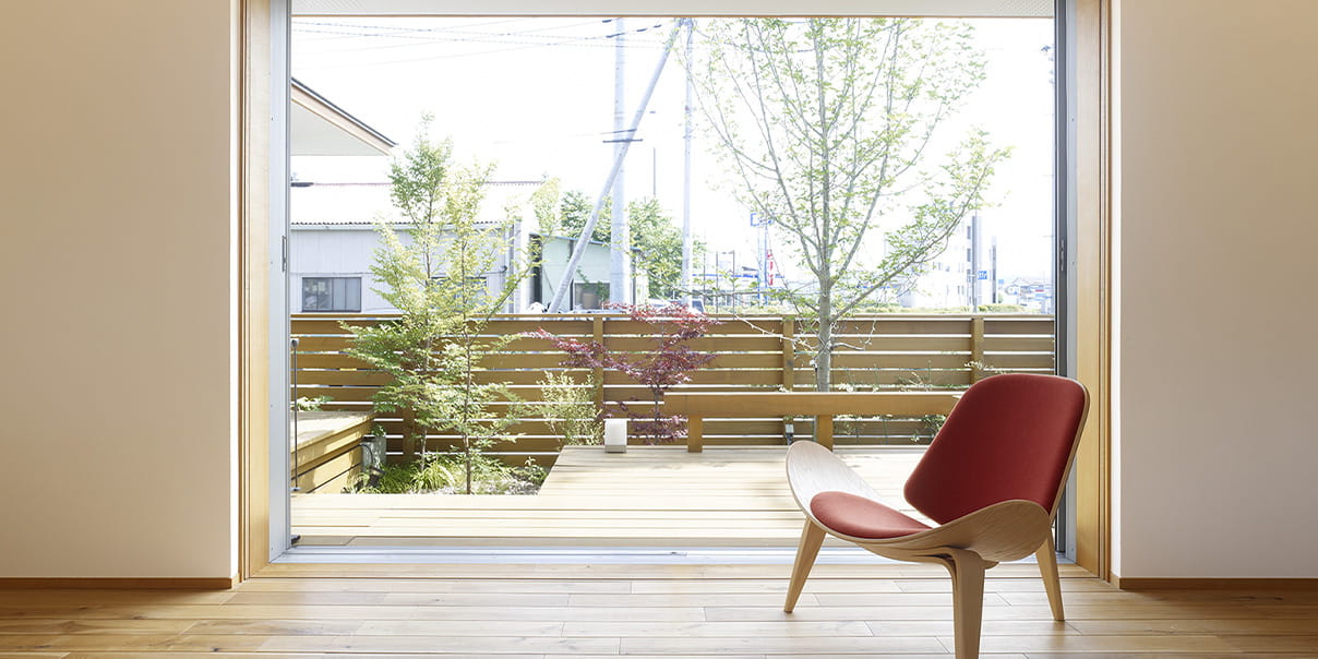 赤い座面のデザインチェアが配置されたシンプルで洗練された室内