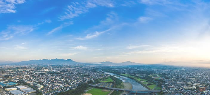 晴れた青空と雲が美しく、視界が遠くまで広がっている様子