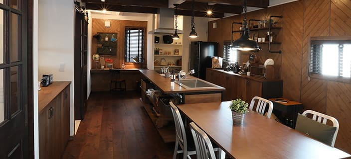 複数のデスクとパソコン、椅子が整然と配置されている様子