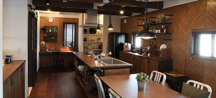 木材を基調とした温かみのあるデザインのキッチンとダイニングスペース