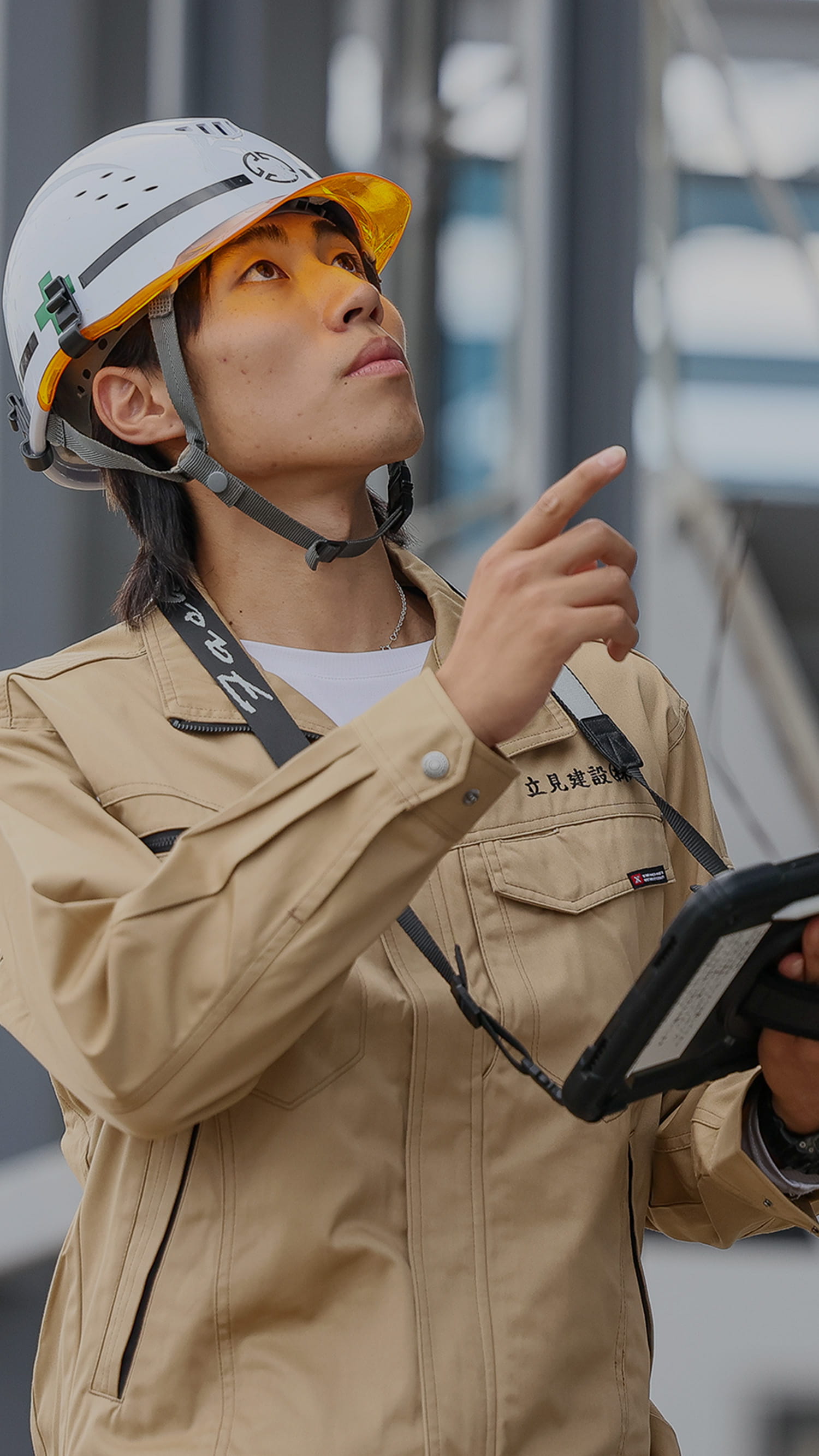 建設現場で指示を出す作業員の写真