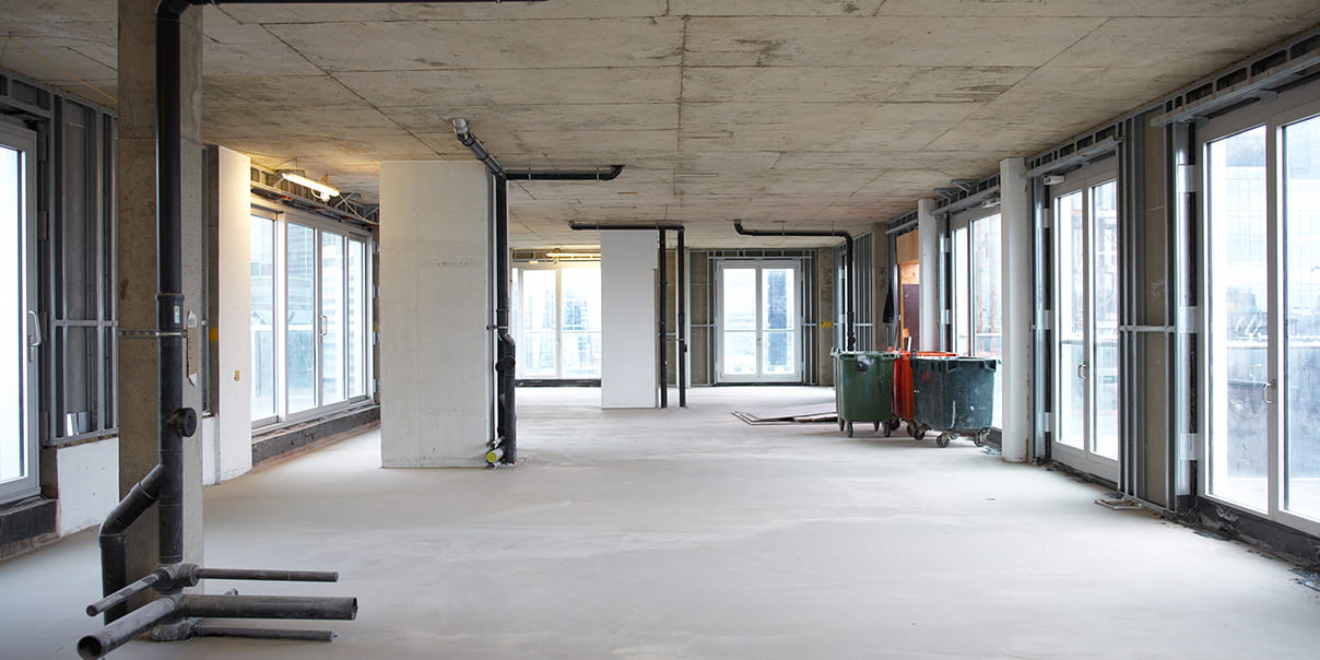 内装工事中の建物内部の様子