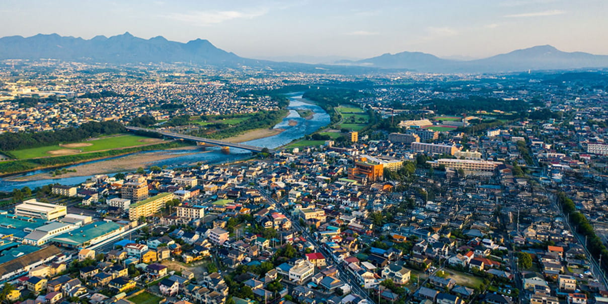 川と橋を中心に広がる市街地を上空から撮影した俯瞰の風景