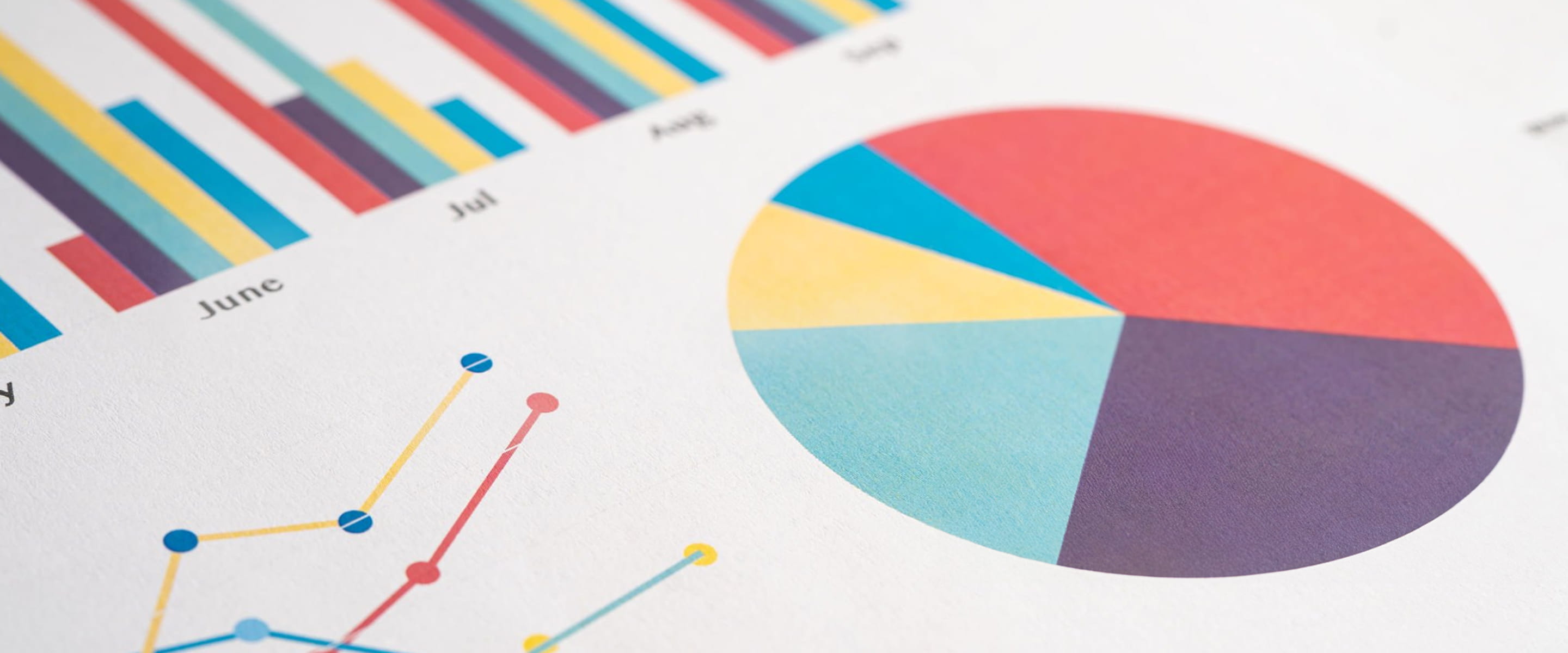 円グラフや棒グラフなどのカラフルな統計資料のクローズアップ