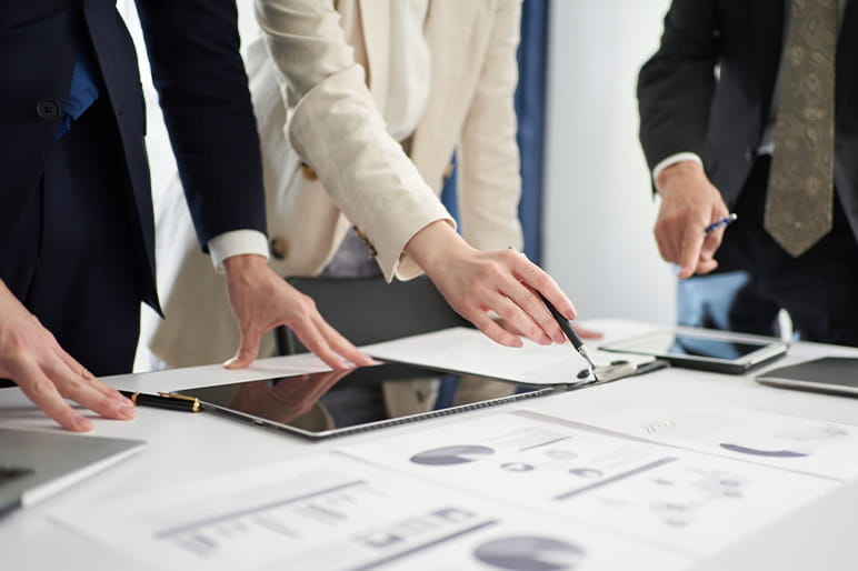 タブレットで資料を確認しながら打ち合わせする様子