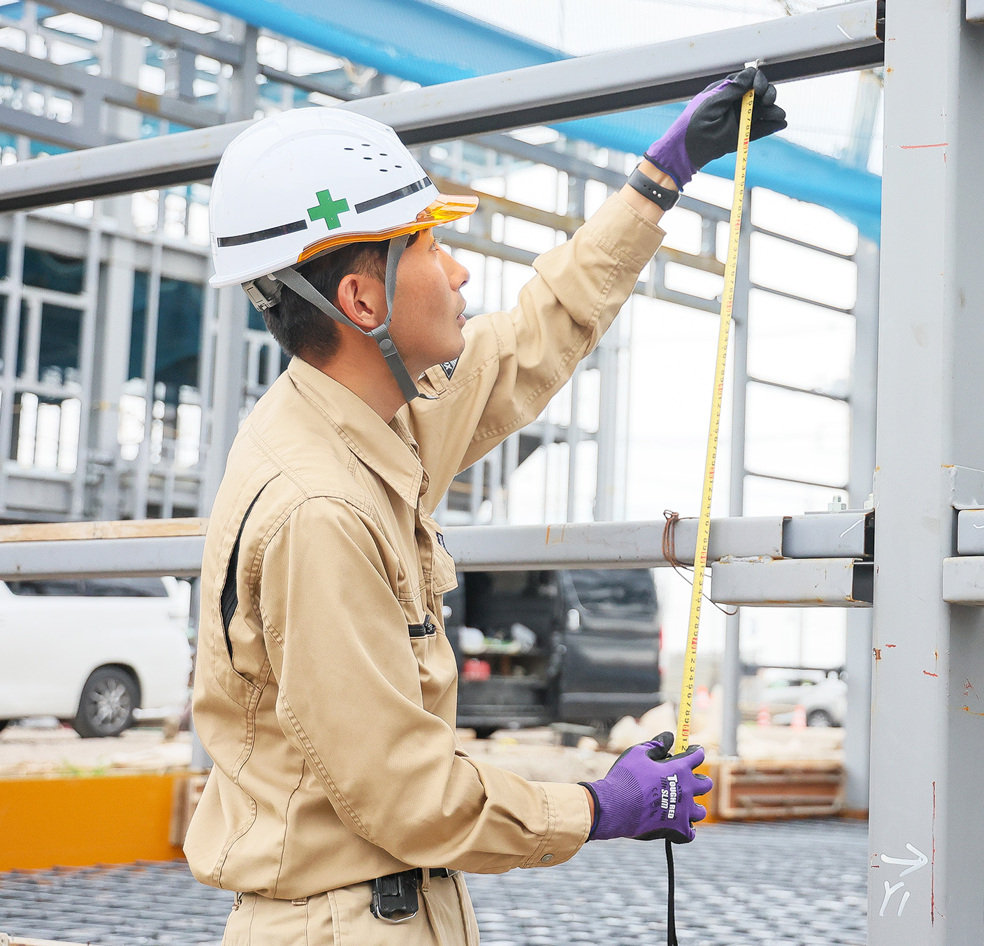 ヘルメットを被った作業員が点検している姿