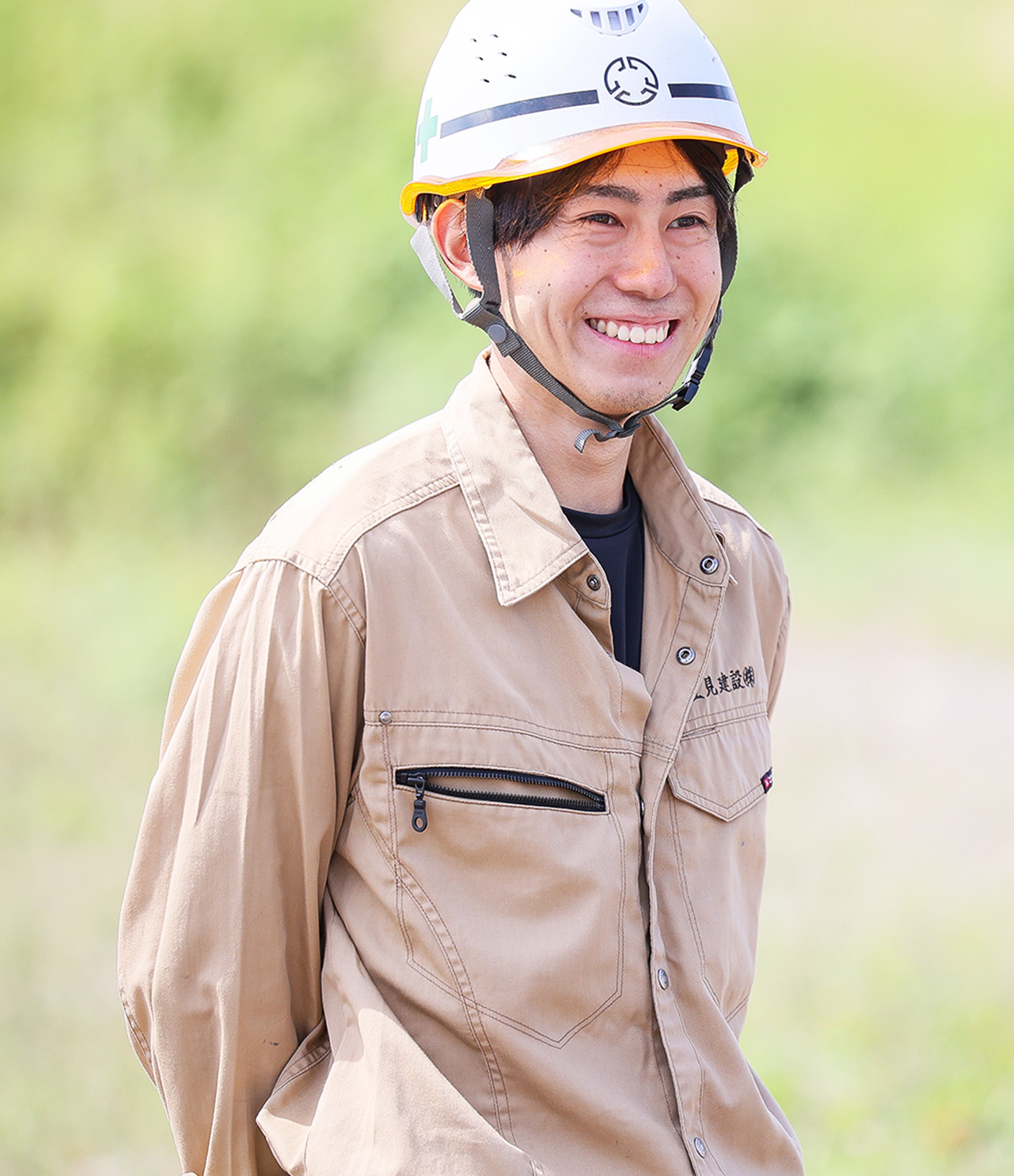 作業員が笑顔でインタビューに答えている姿