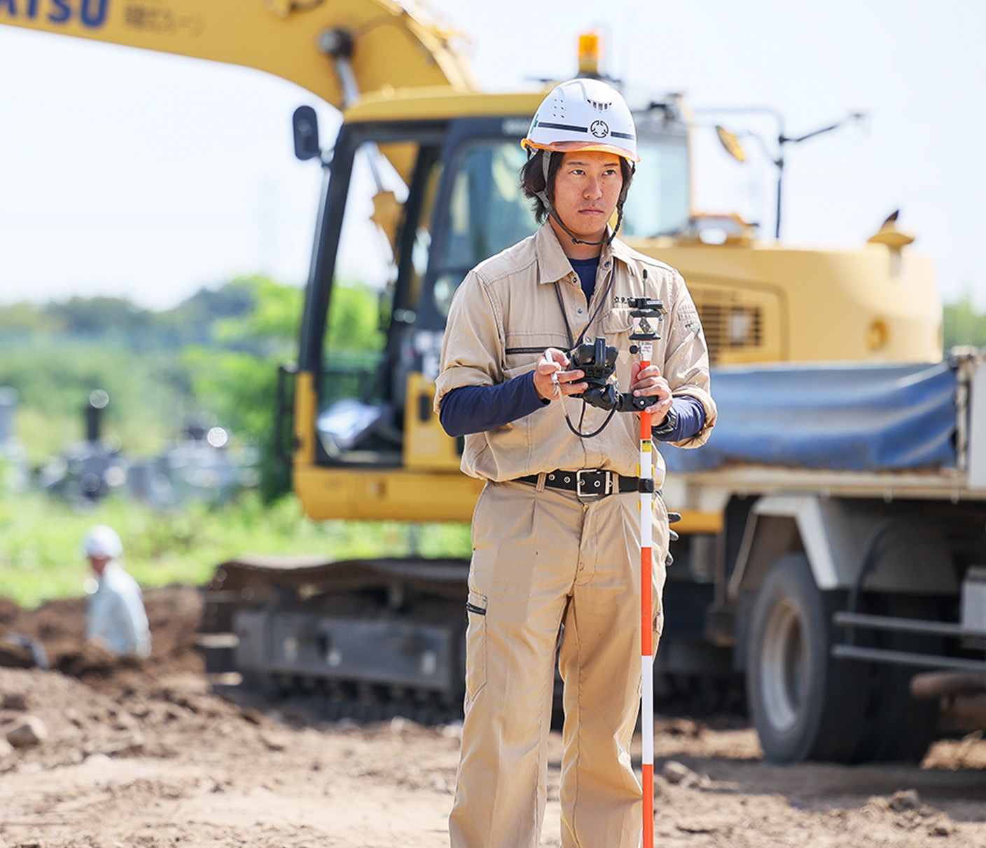 作業員がレベル測量機を操作している姿