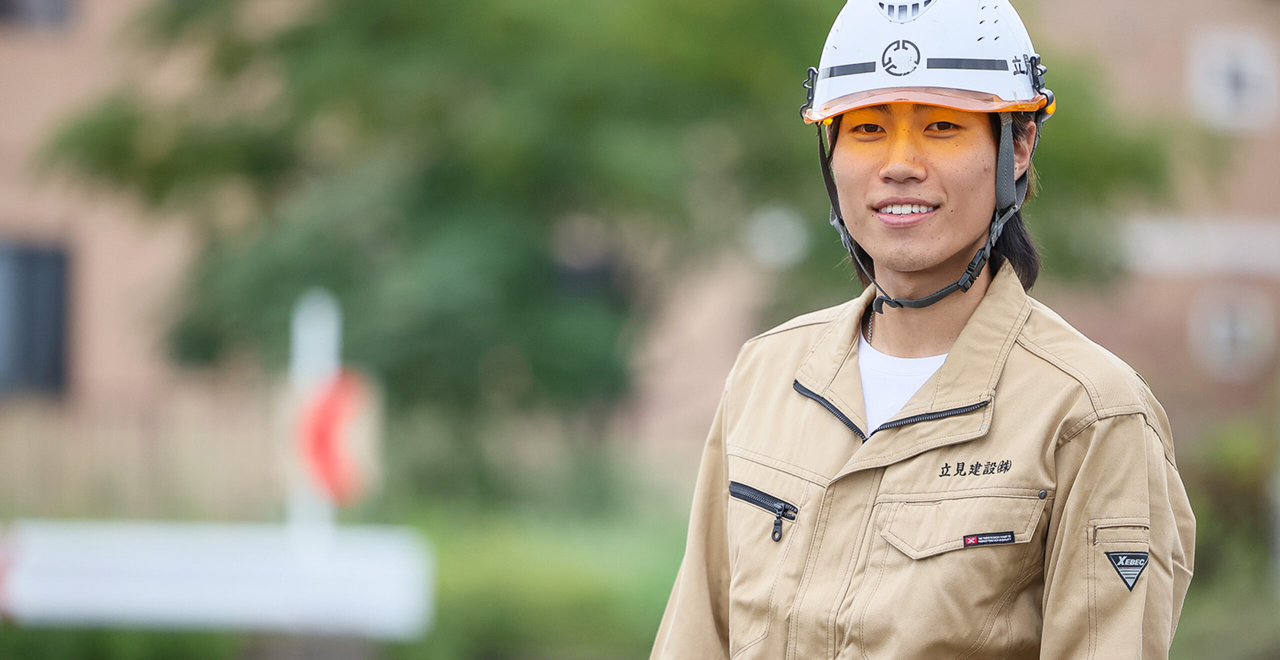 作業員が笑顔でインタビューに答えている姿