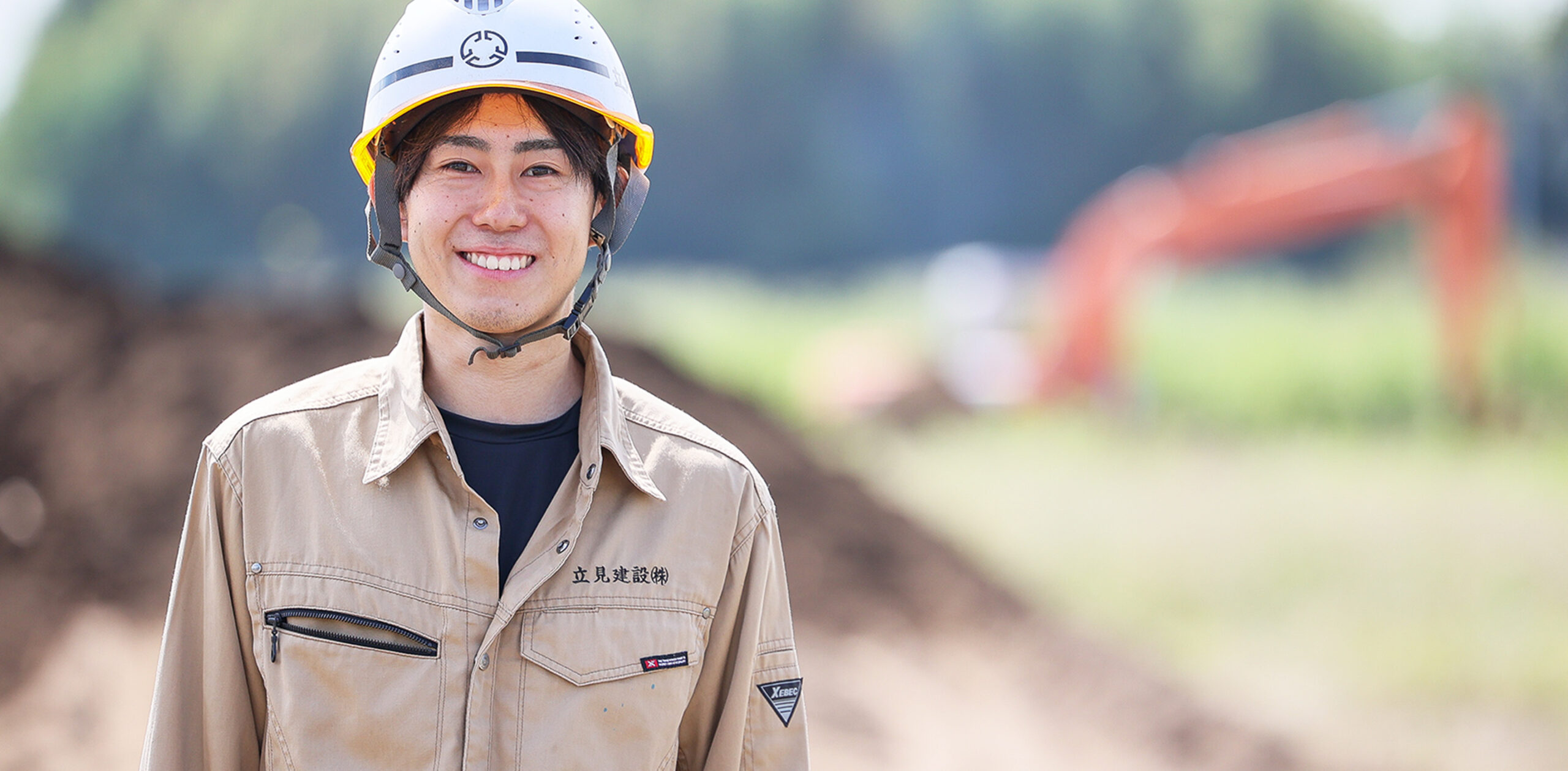 作業員が笑顔でインタビューに答えている姿