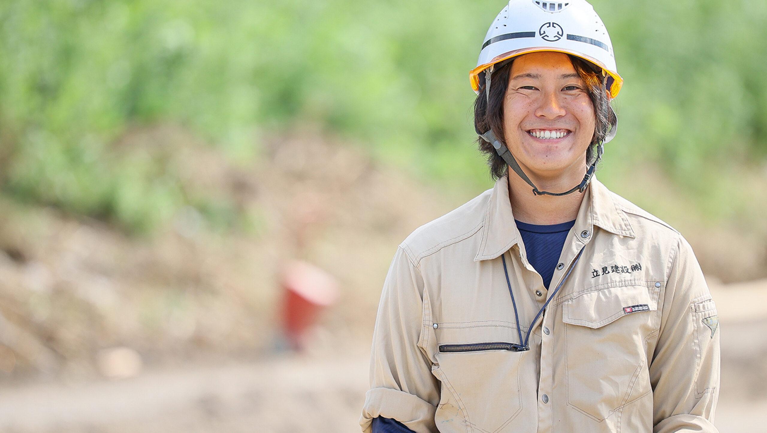 作業員が笑顔でインタビューに答えている姿