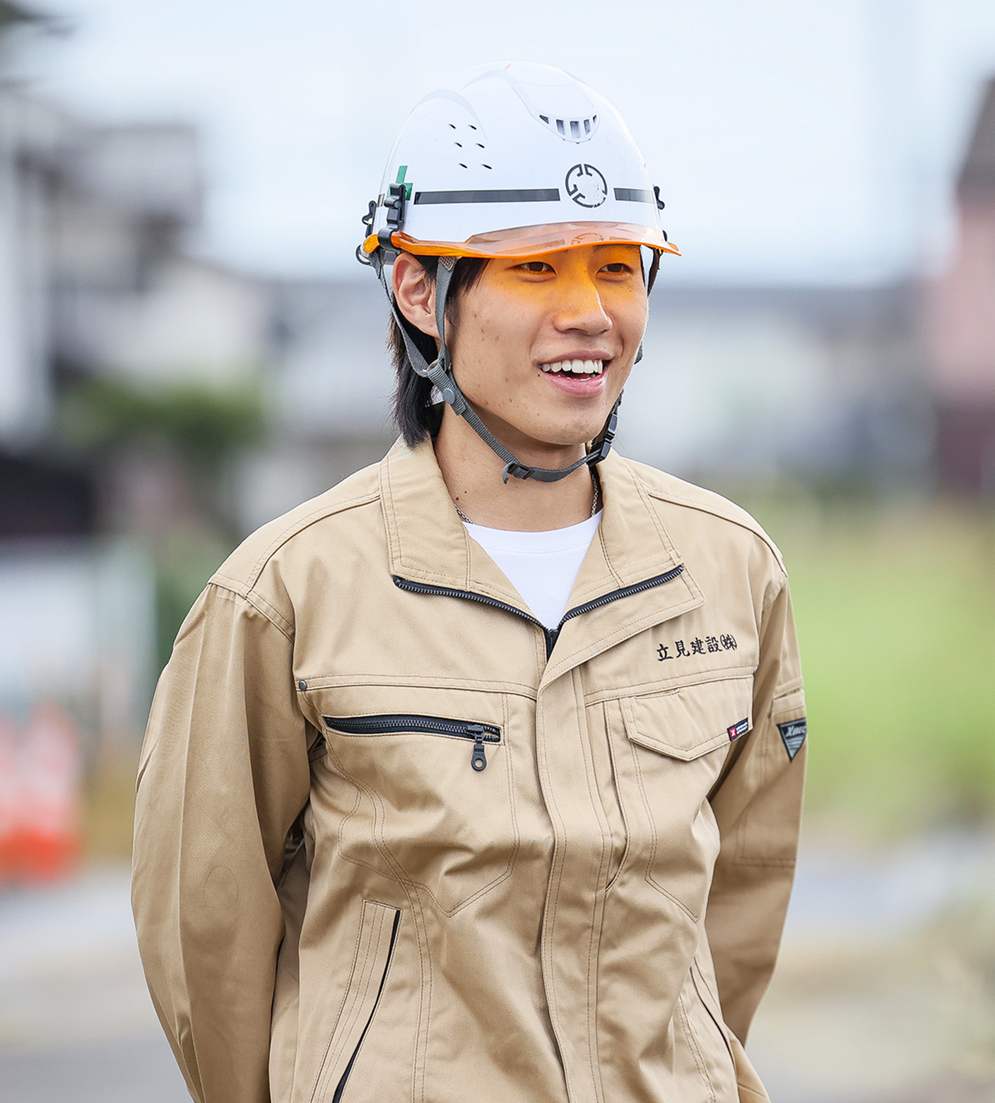 作業員が後ろで手を組み話している姿