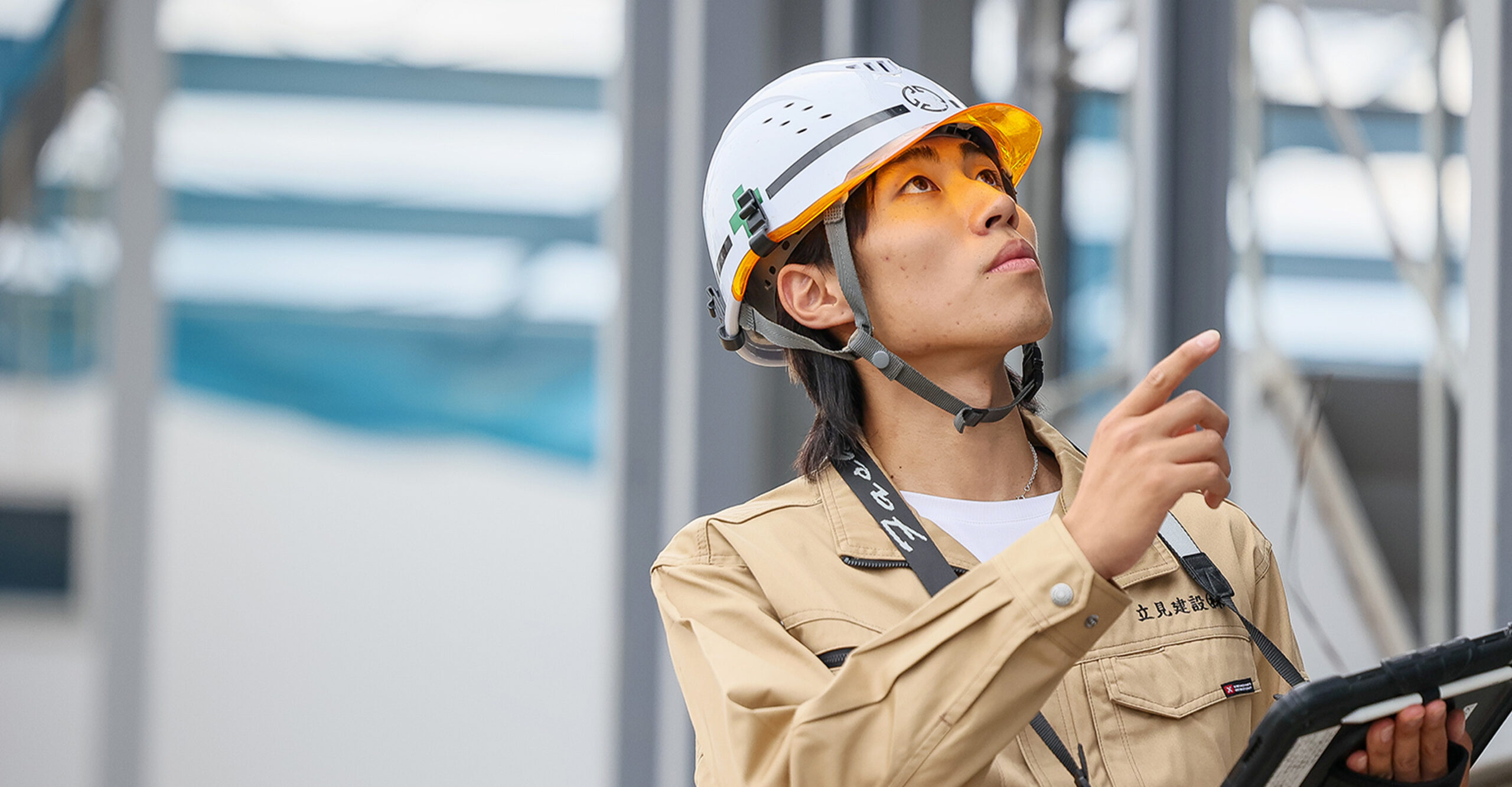 作業員がタブレットを持ちながら点検している姿