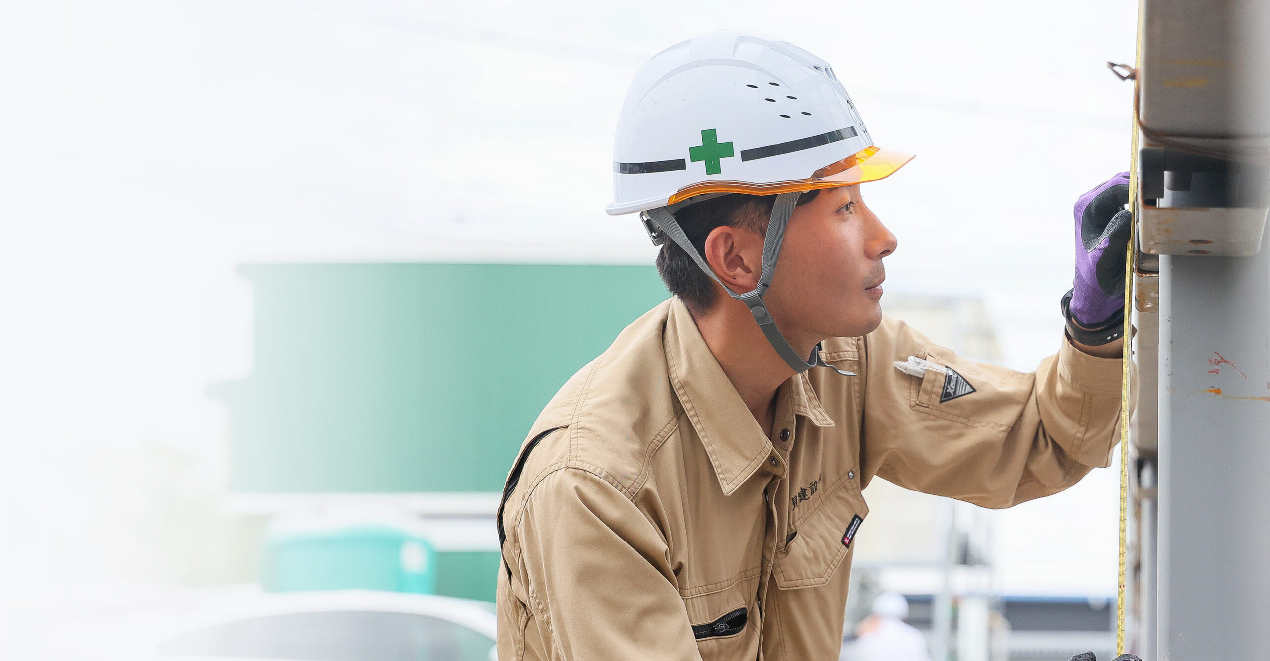 ヘルメットを被った作業員が点検している姿